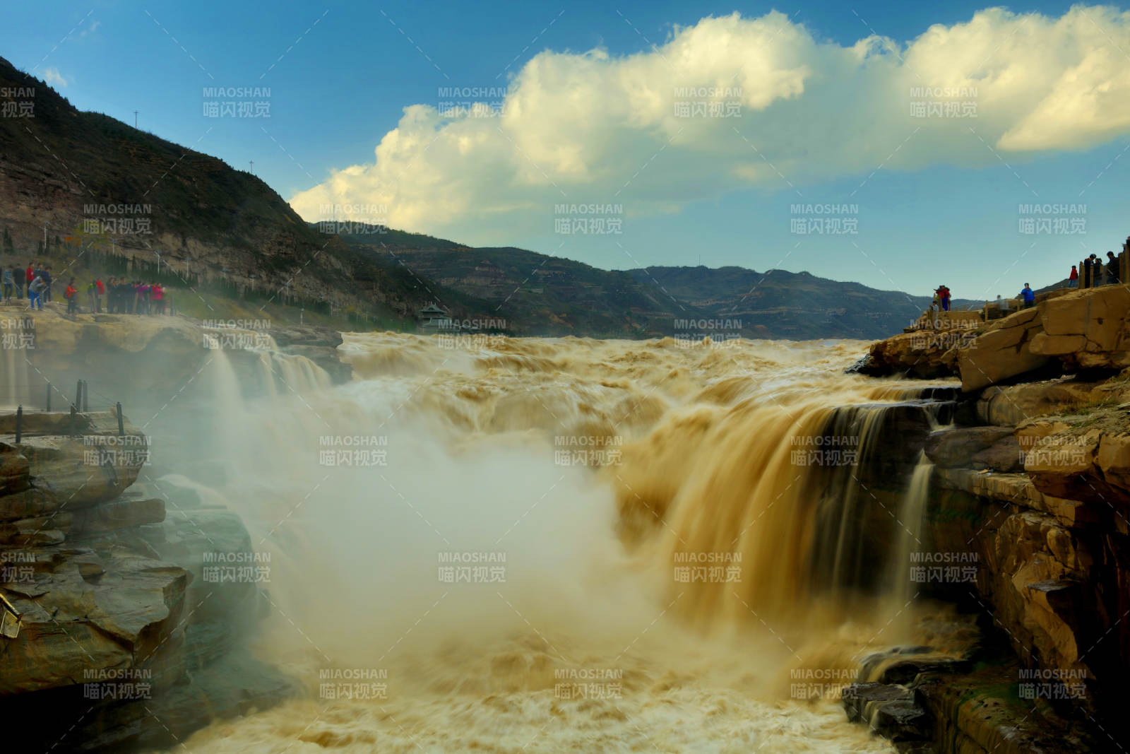 中国黄河壶口瀑布蓝天白云图片