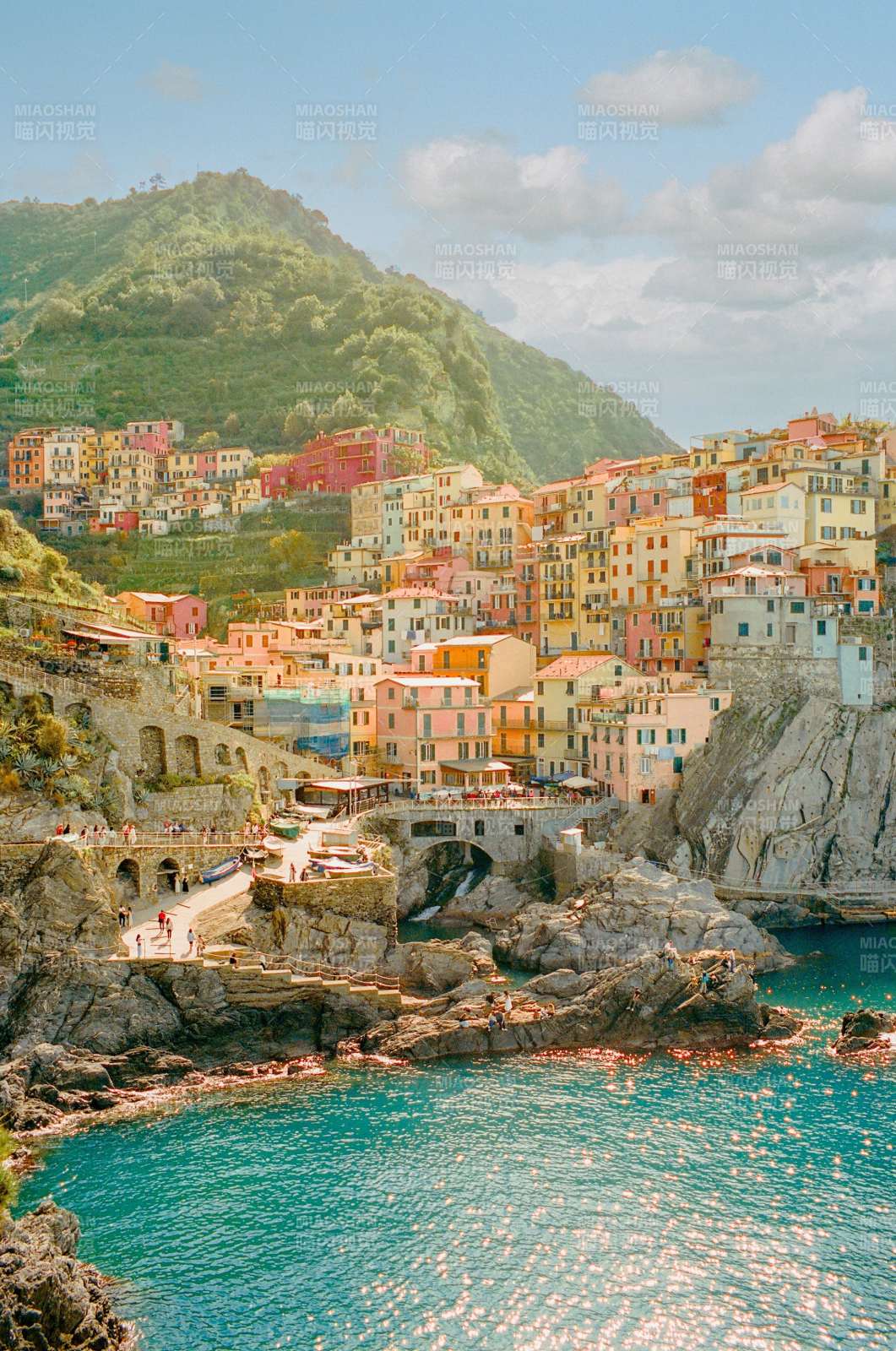 五彩斑斓的海滨小镇图片