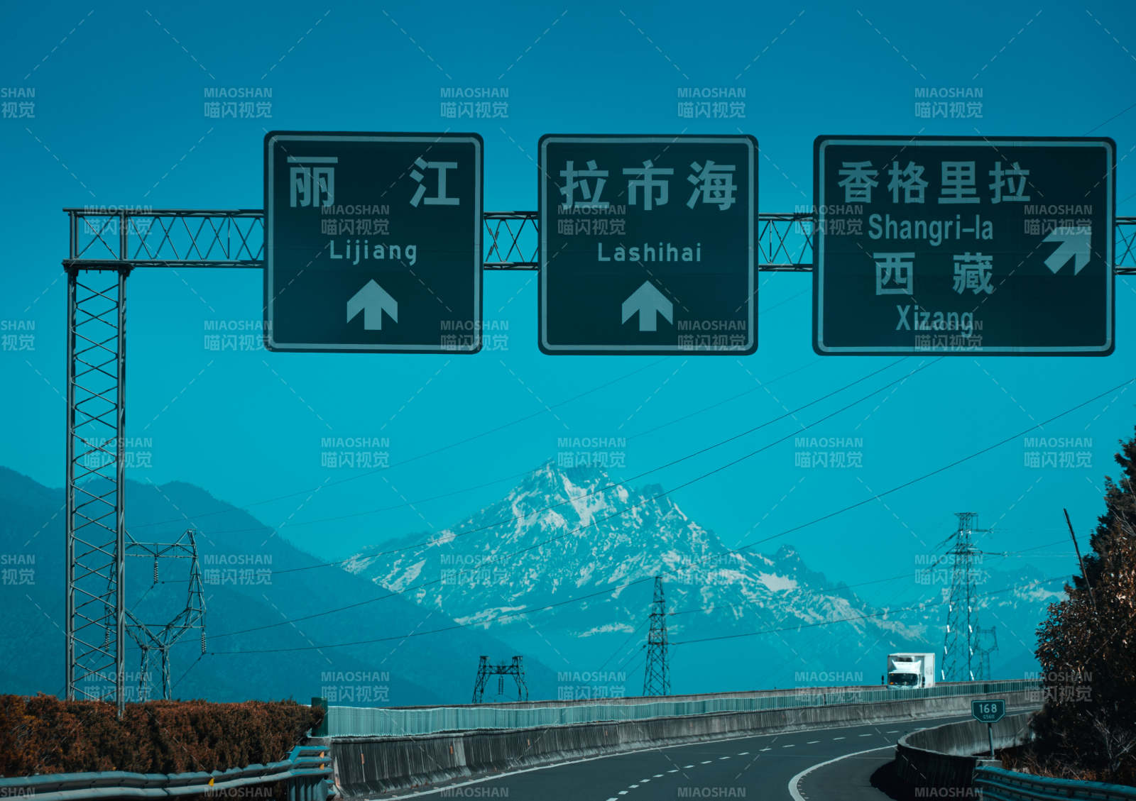 雪山下的公路指示牌图片