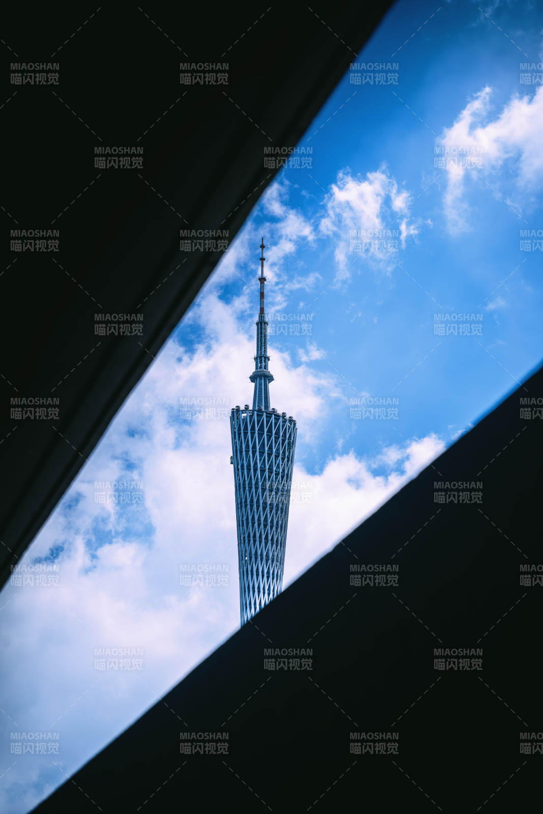 广州塔的蓝天视角图片