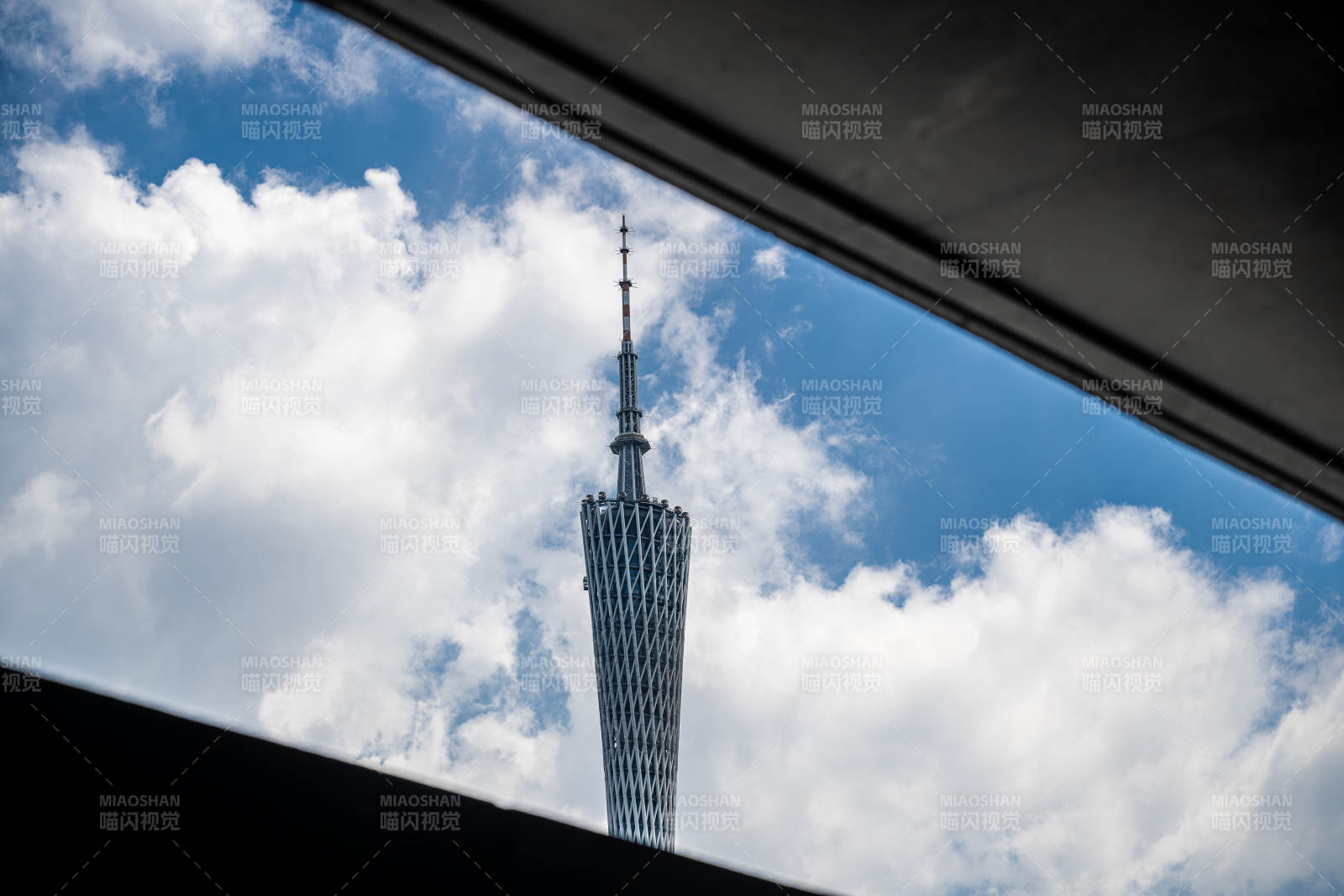 广州塔的蓝天白云视角图片