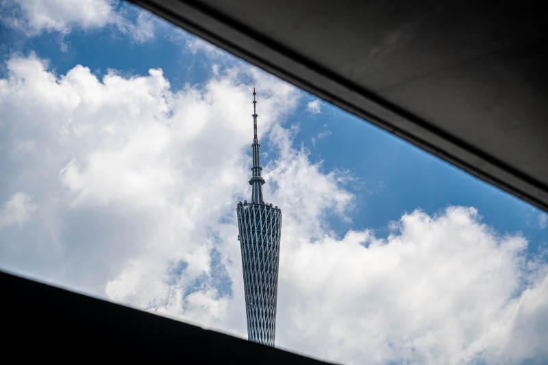 广州塔的蓝天白云视角图片