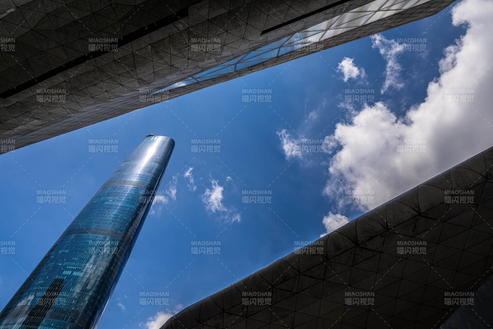 现代建筑与蓝天白云图片