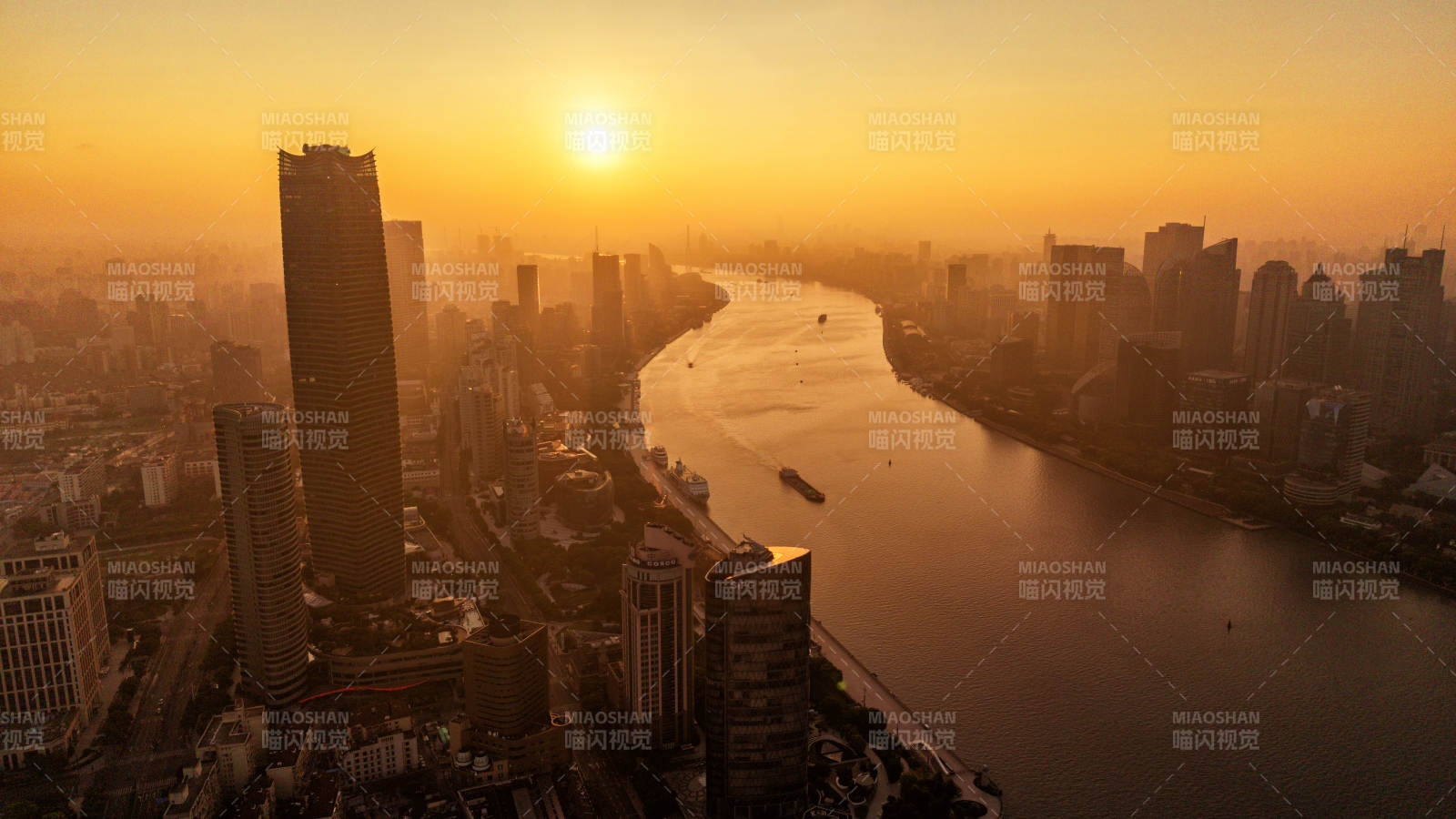 夕阳下的城市剪影图片