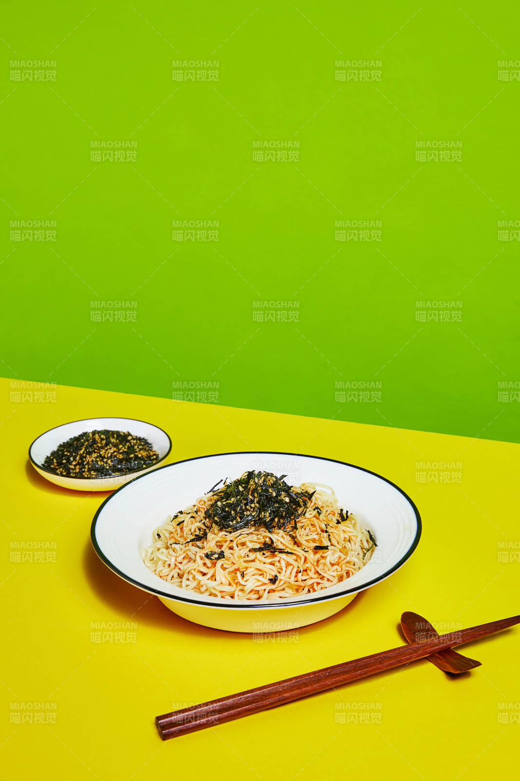 美味面条配海苔芝麻图片