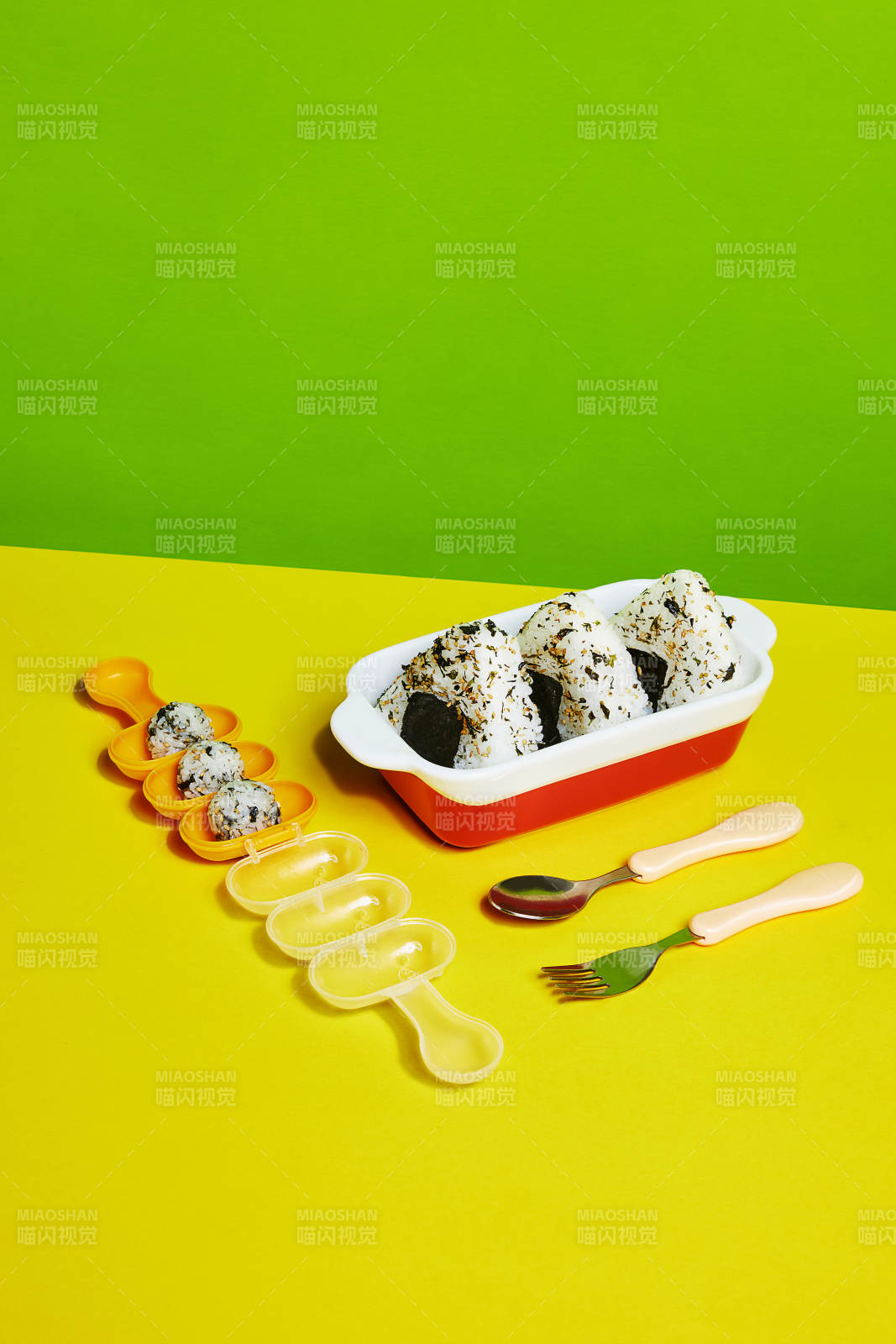 彩色餐具饭团组合图片