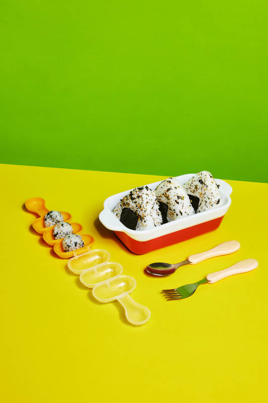 彩色餐具饭团组合图片