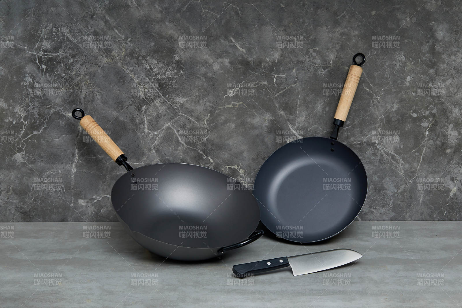 厨房必备 锅与刀具组合图片