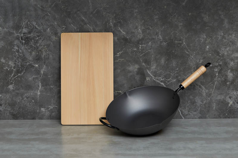 厨房必备 砧板与炒锅图片