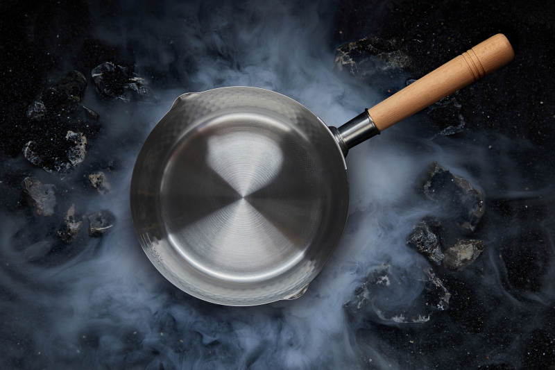 烟雾缭绕的金属锅图片