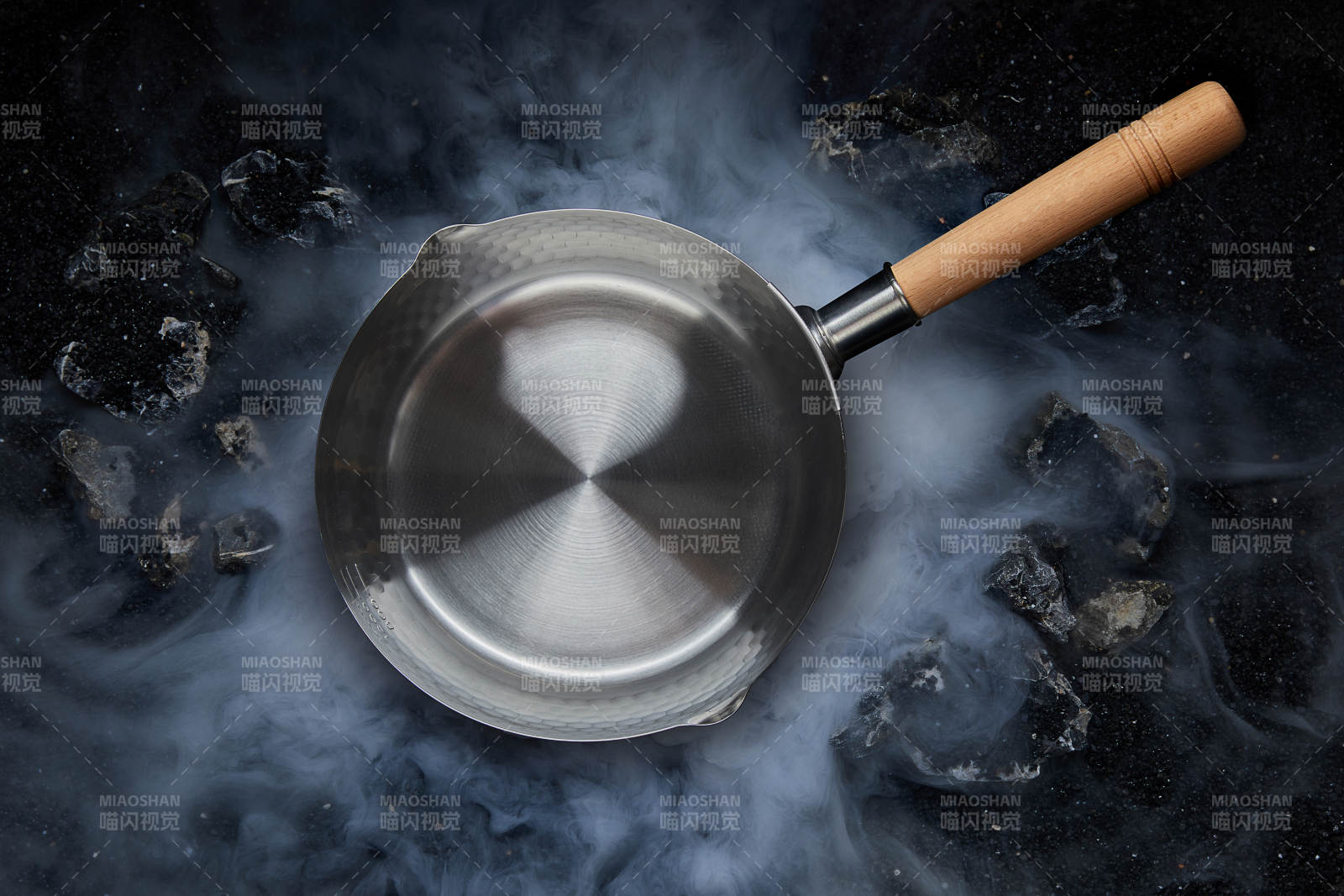 烟雾缭绕的金属锅图片