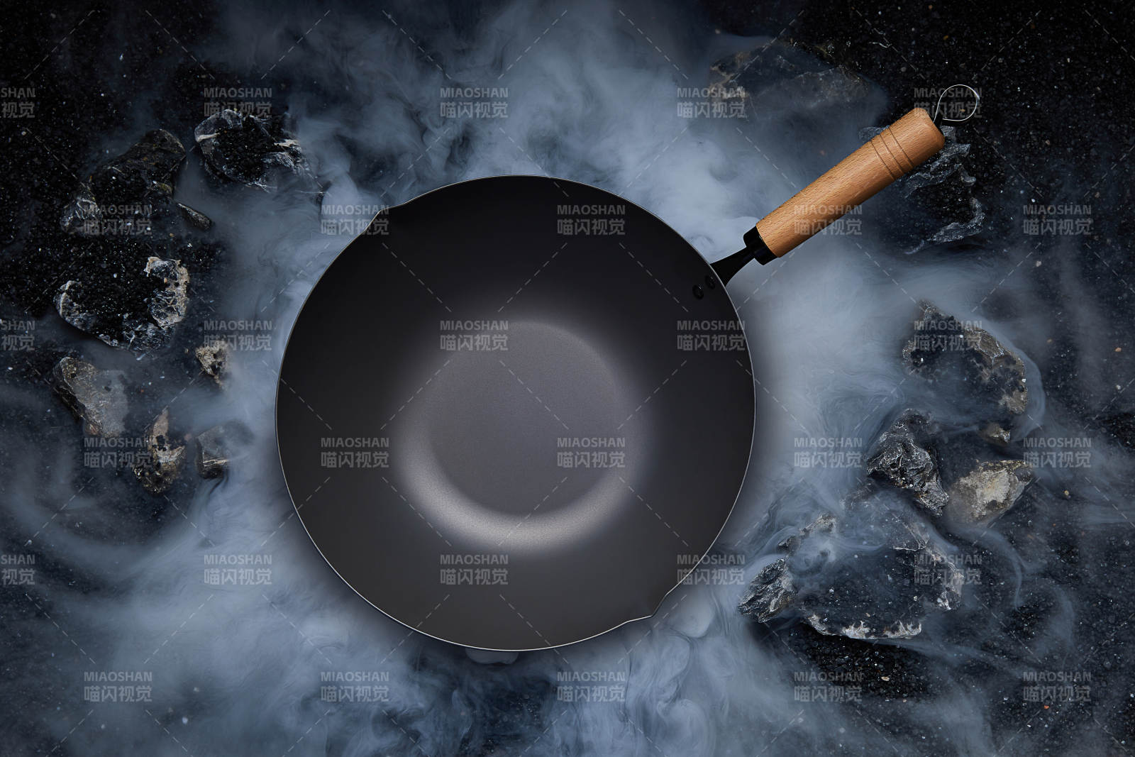 烟雾缭绕的铁锅图片