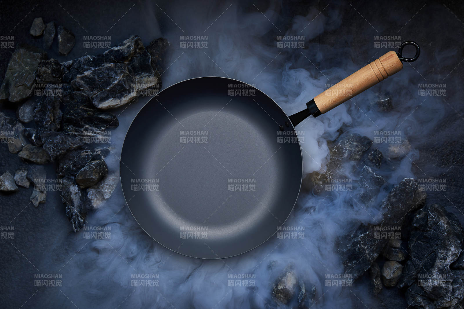 烟雾缭绕的锅具场景图片