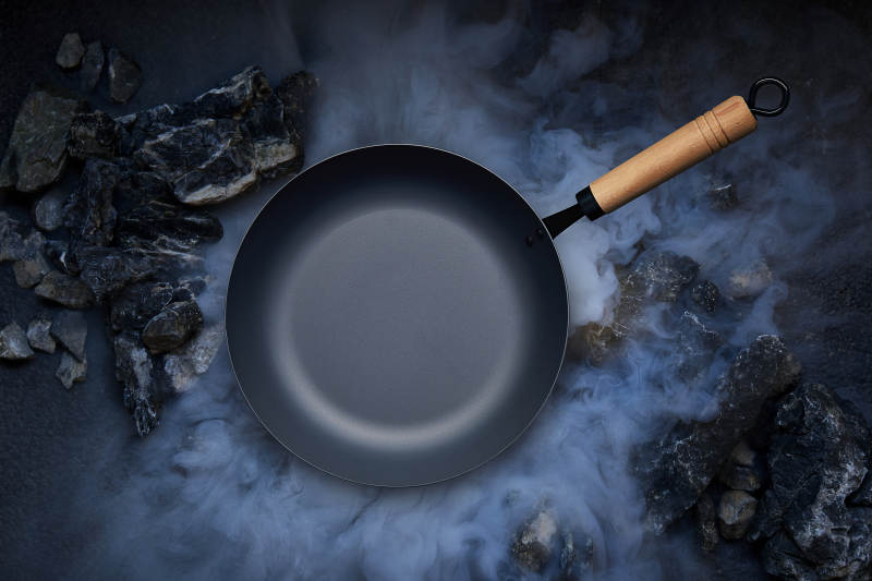 烟雾缭绕的锅具场景图片