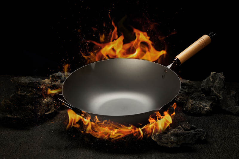 火焰中的铁锅图片