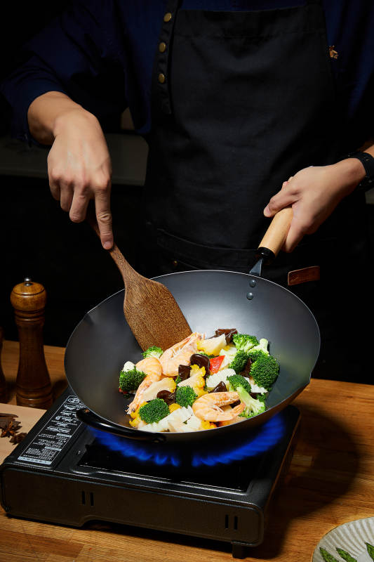 炒锅烹饪蔬菜海鲜图片