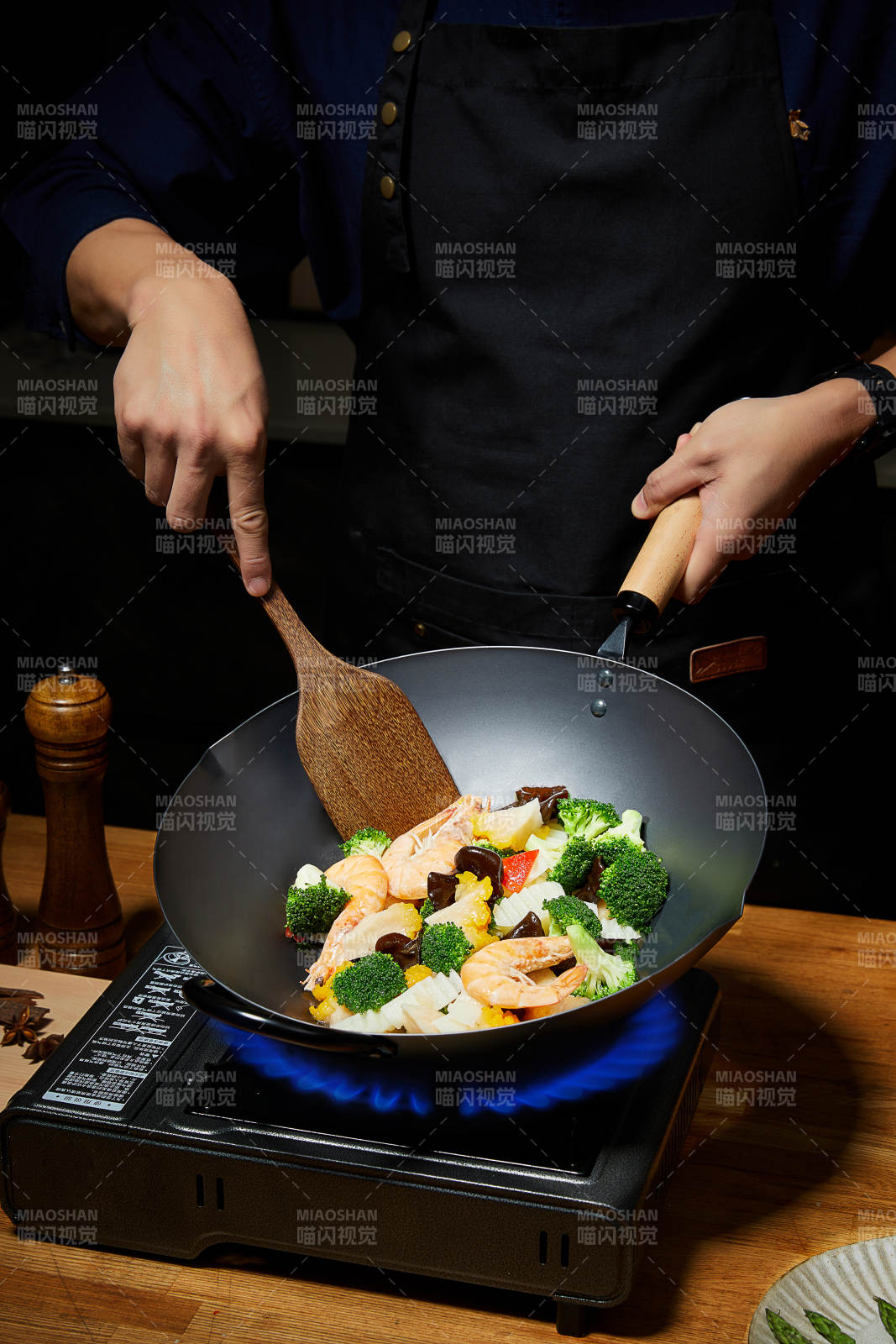 炒锅烹饪蔬菜海鲜图片