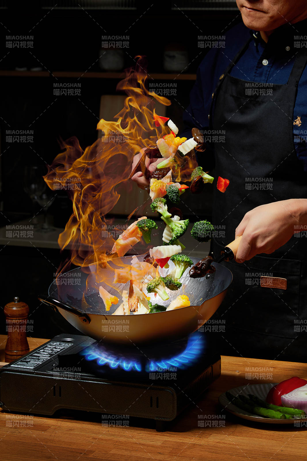 火焰翻炒 美味绽放图片