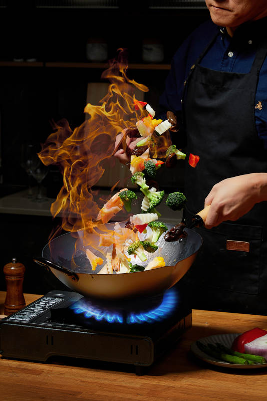 火焰翻炒 美味绽放图片