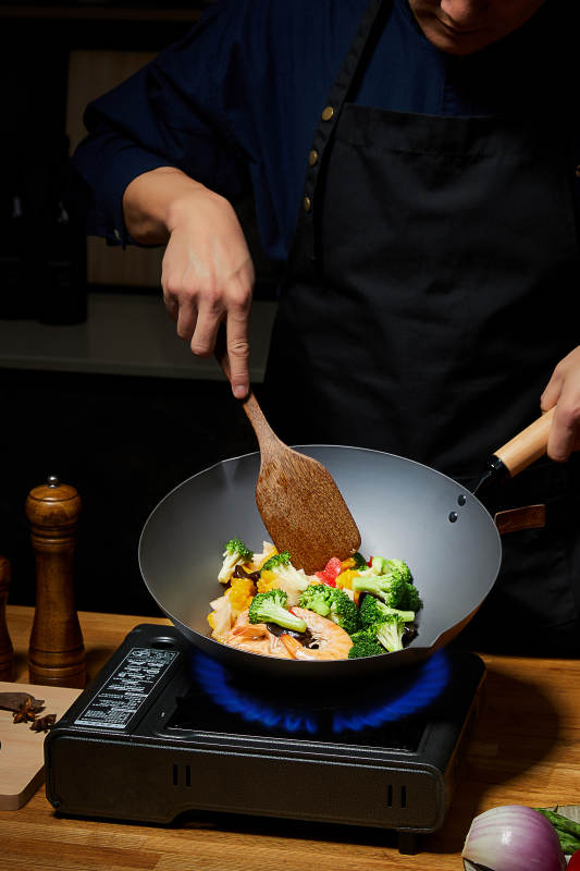 炒锅烹饪蔬菜虾仁图片