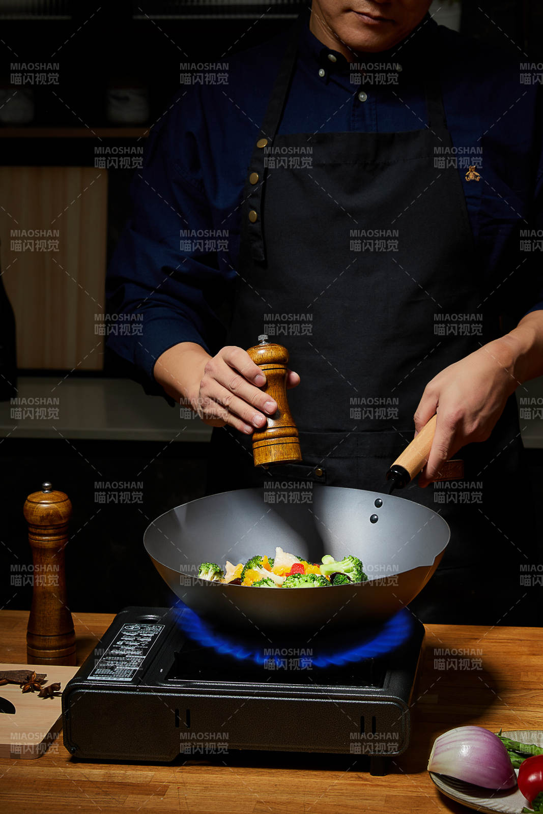 厨师炒菜 调味瞬间图片