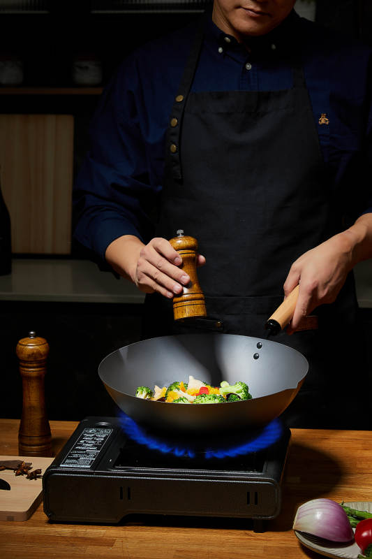 厨师炒菜 调味瞬间图片