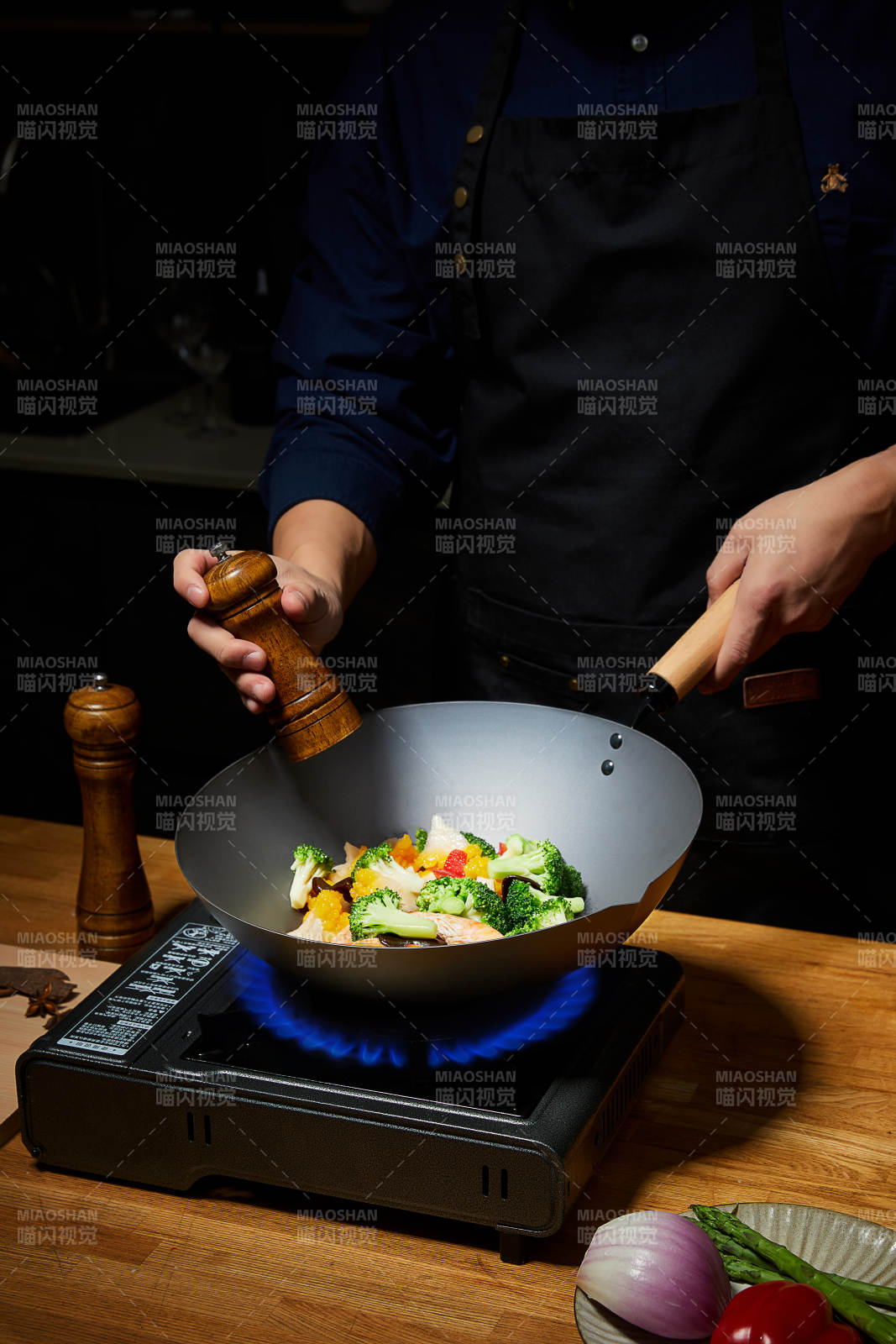 炒菜中的美味瞬间图片