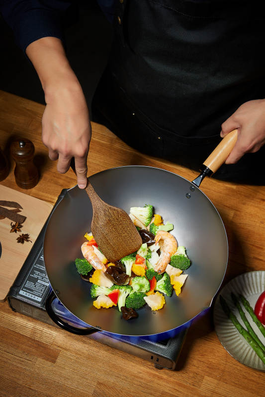 炒锅中的美味海鲜蔬菜图片