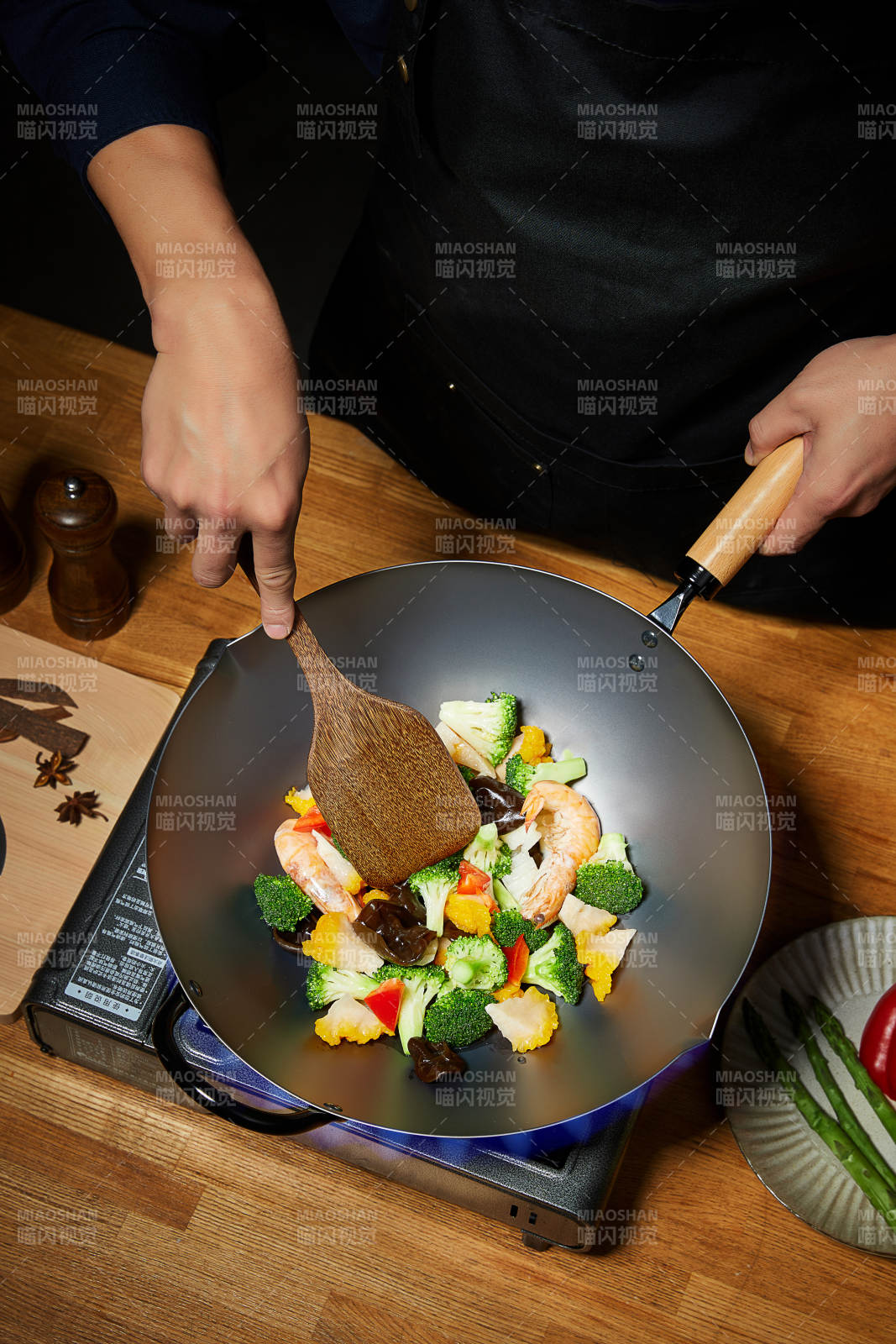 炒锅中的美味海鲜蔬菜图片