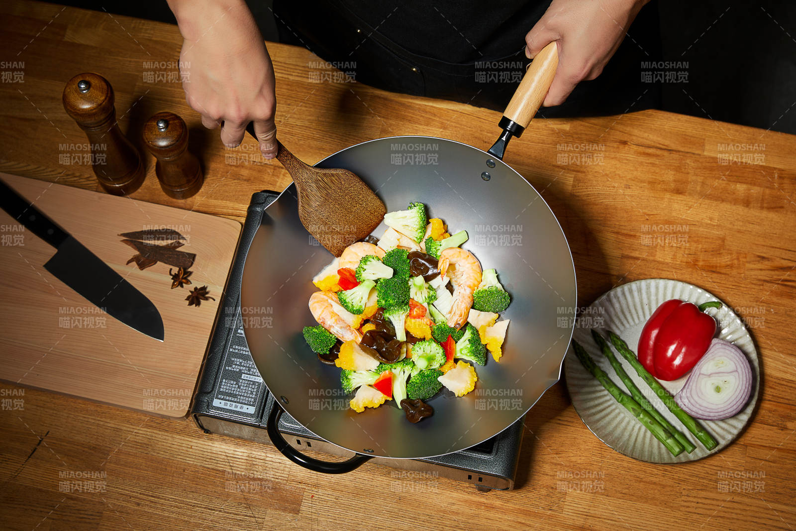 炒锅中的美味蔬菜虾仁图片