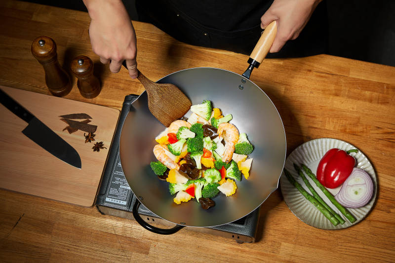 炒锅中的美味蔬菜虾仁图片