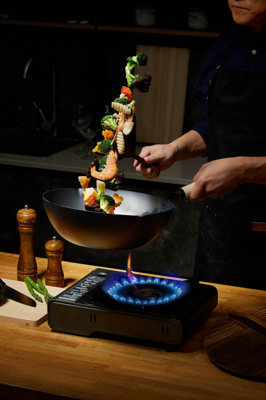 炒锅翻炒食材 火焰熊熊图片