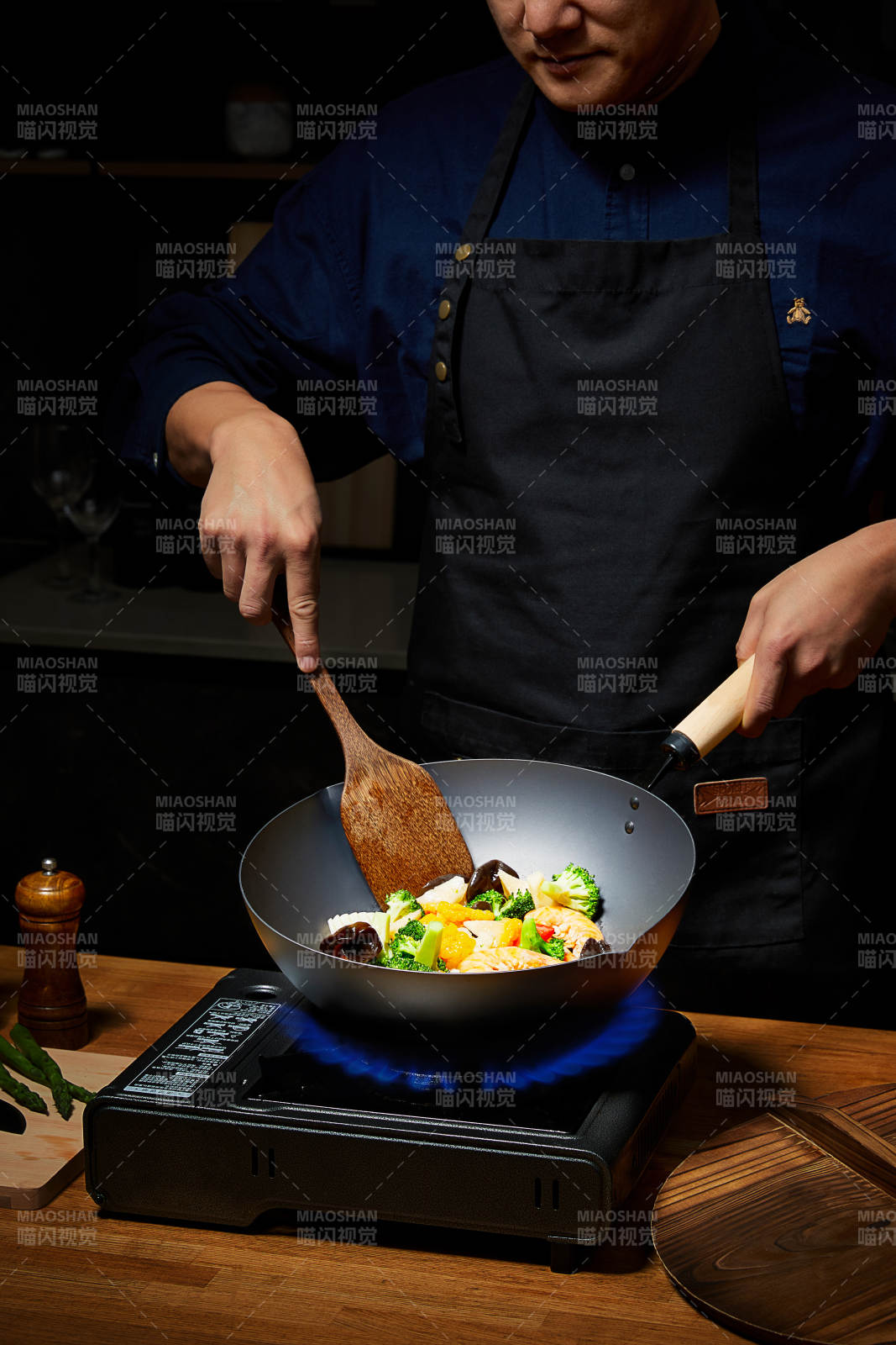 厨师炒菜 火焰熊熊图片