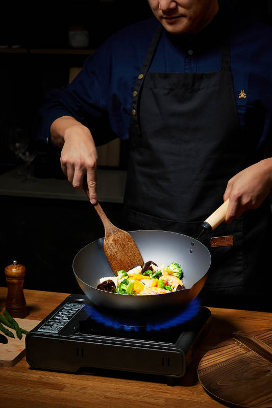 厨师炒菜 火焰熊熊图片