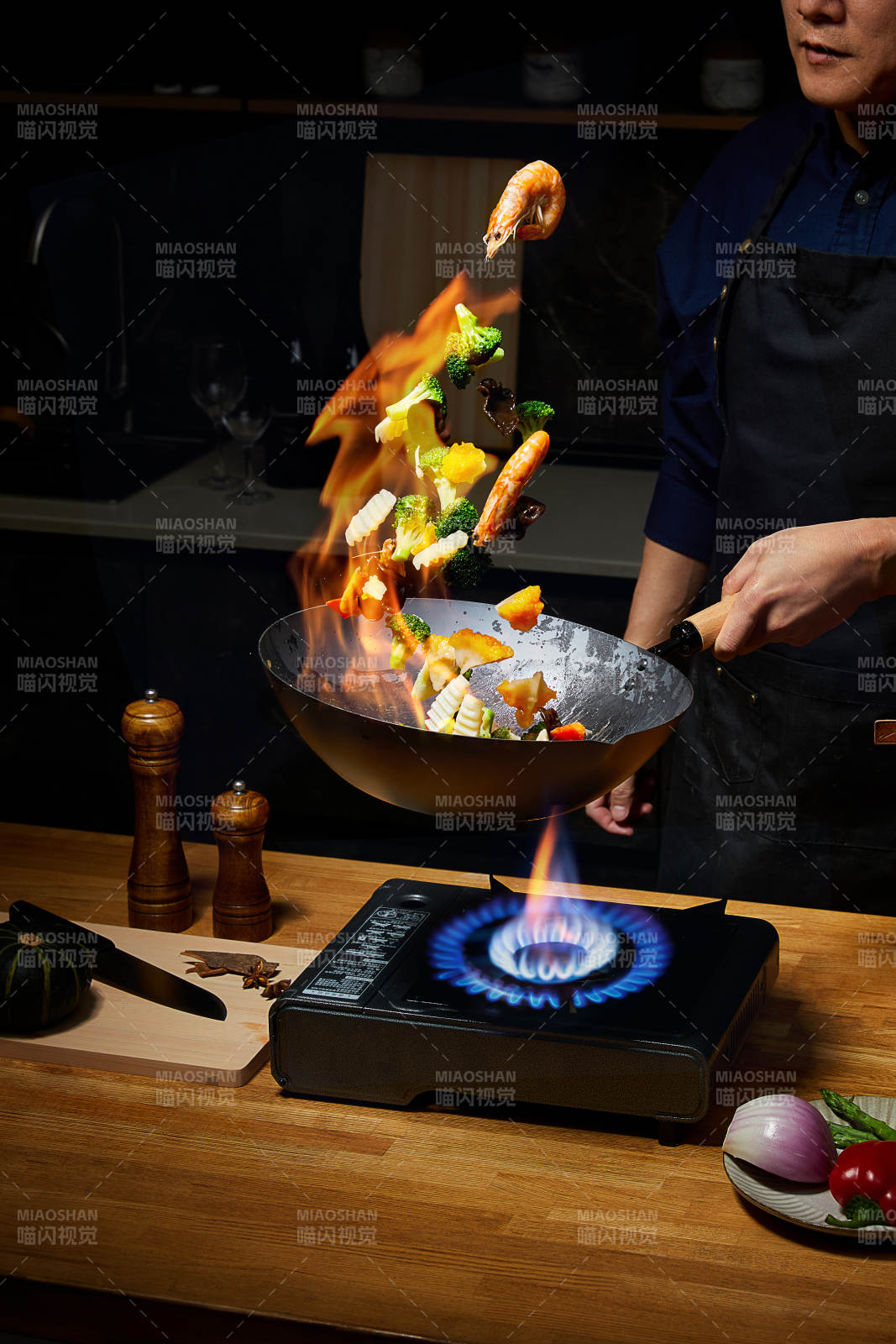 火焰翻炒 美味瞬间诞生图片