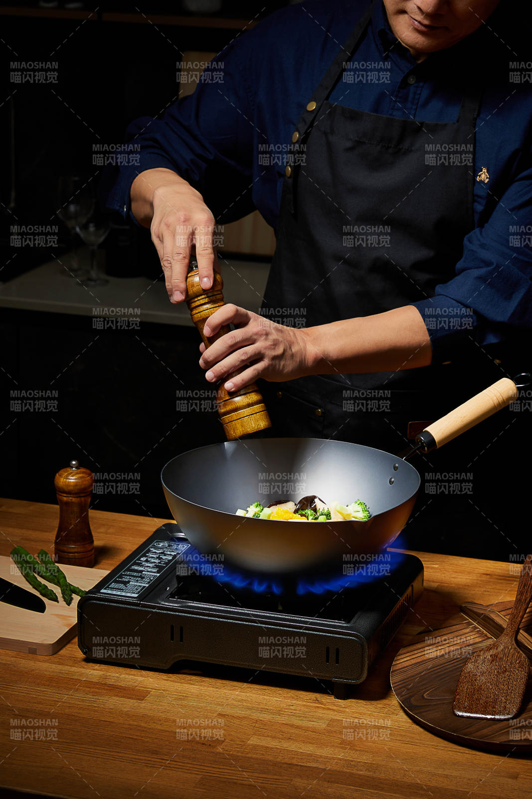 厨师烹饪 调味瞬间图片