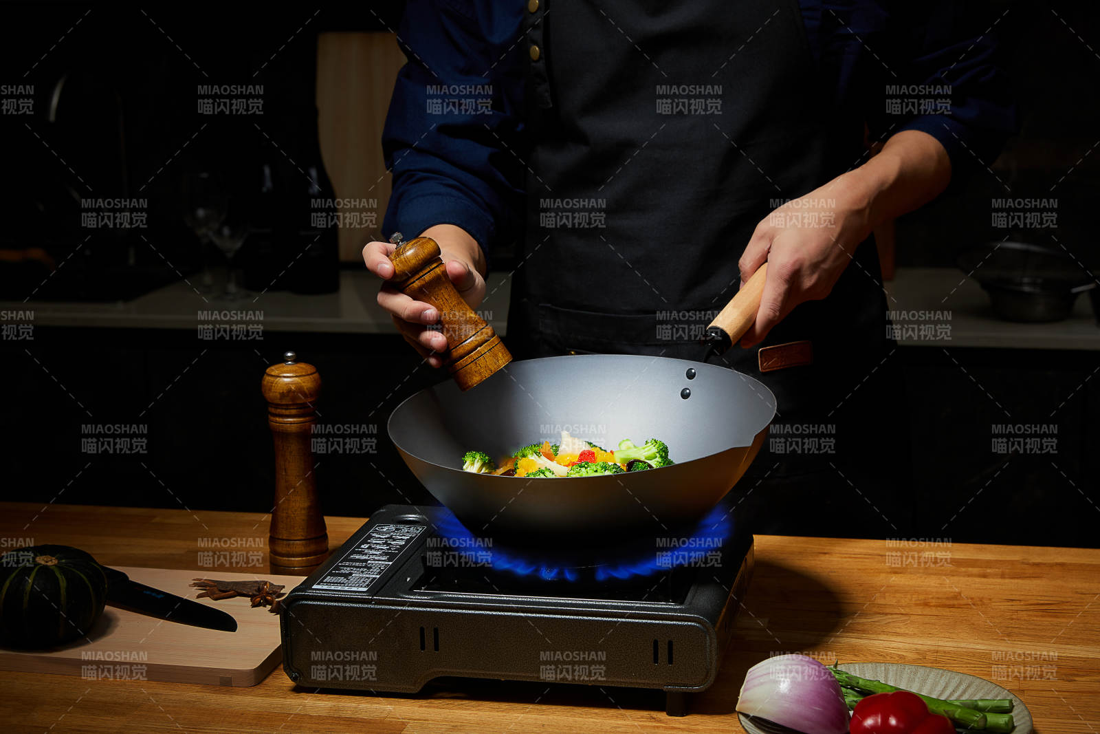 炒菜瞬间 美味绽放图片