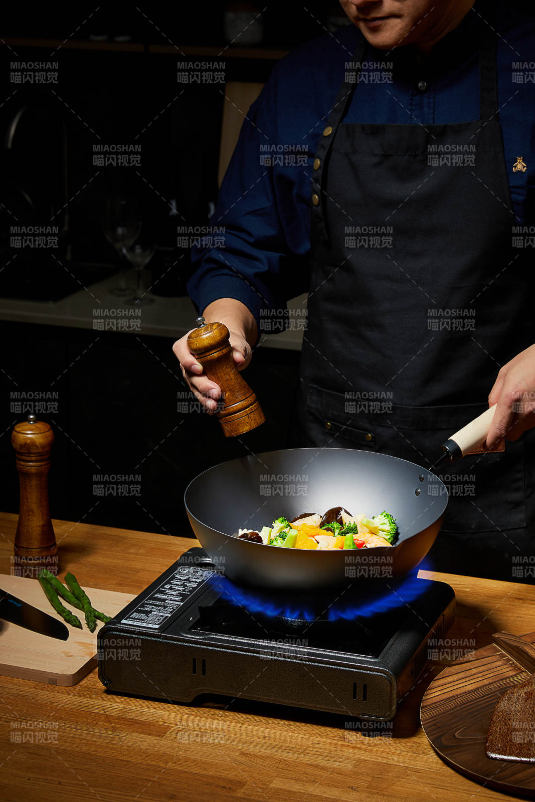 厨师炒菜 调味瞬间图片