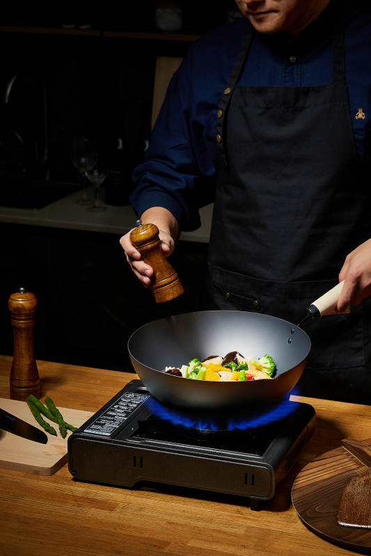 厨师炒菜 调味瞬间图片