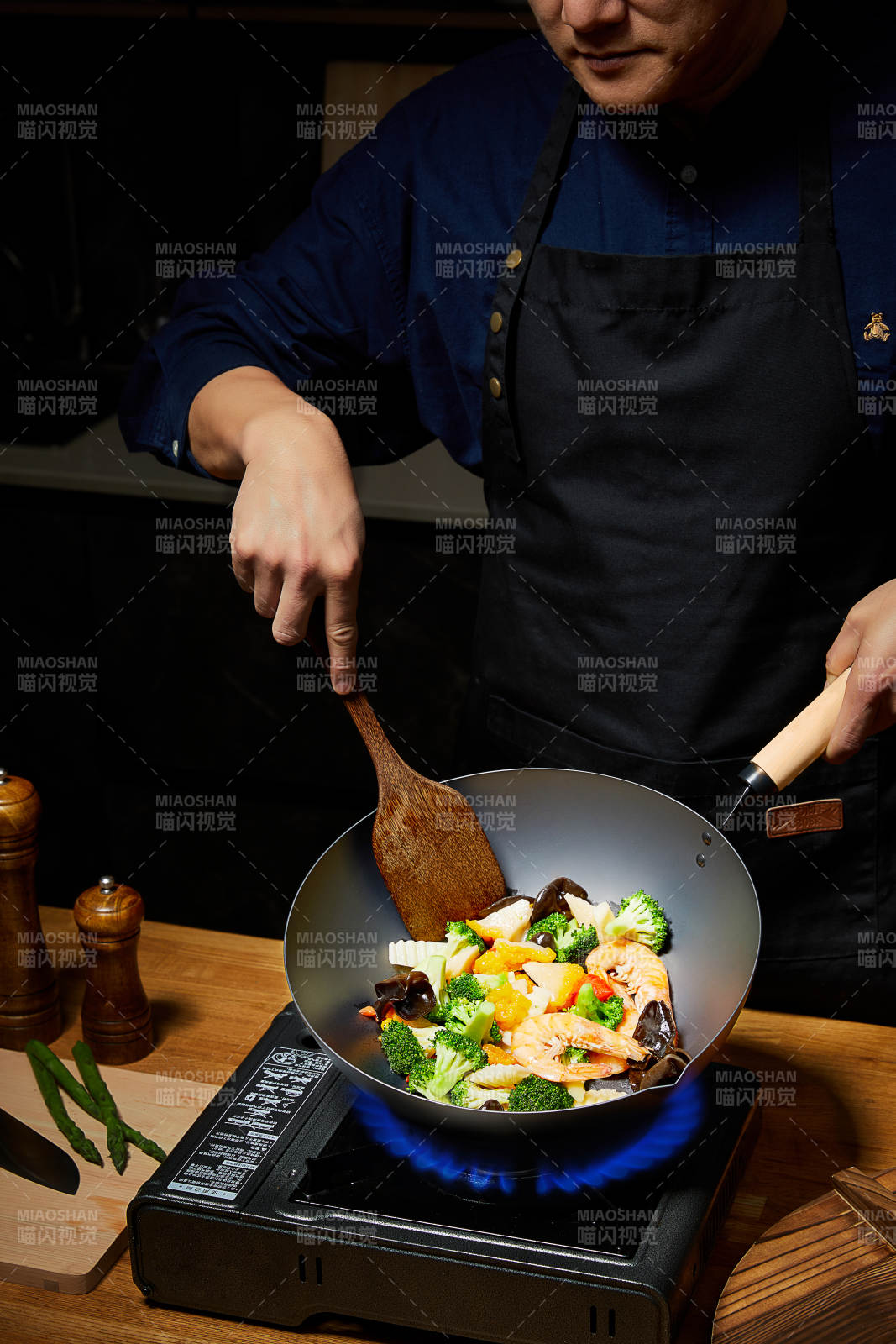 炒锅烹饪美味佳肴图片