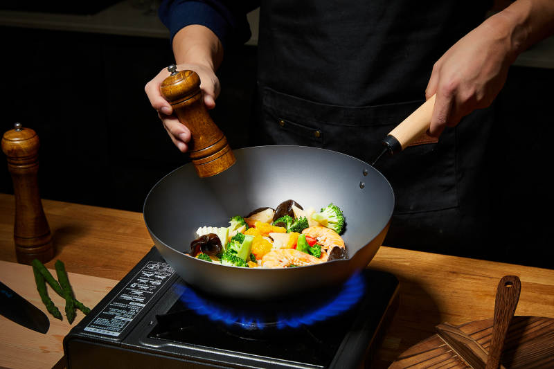 炒菜加调料 美味即成图片