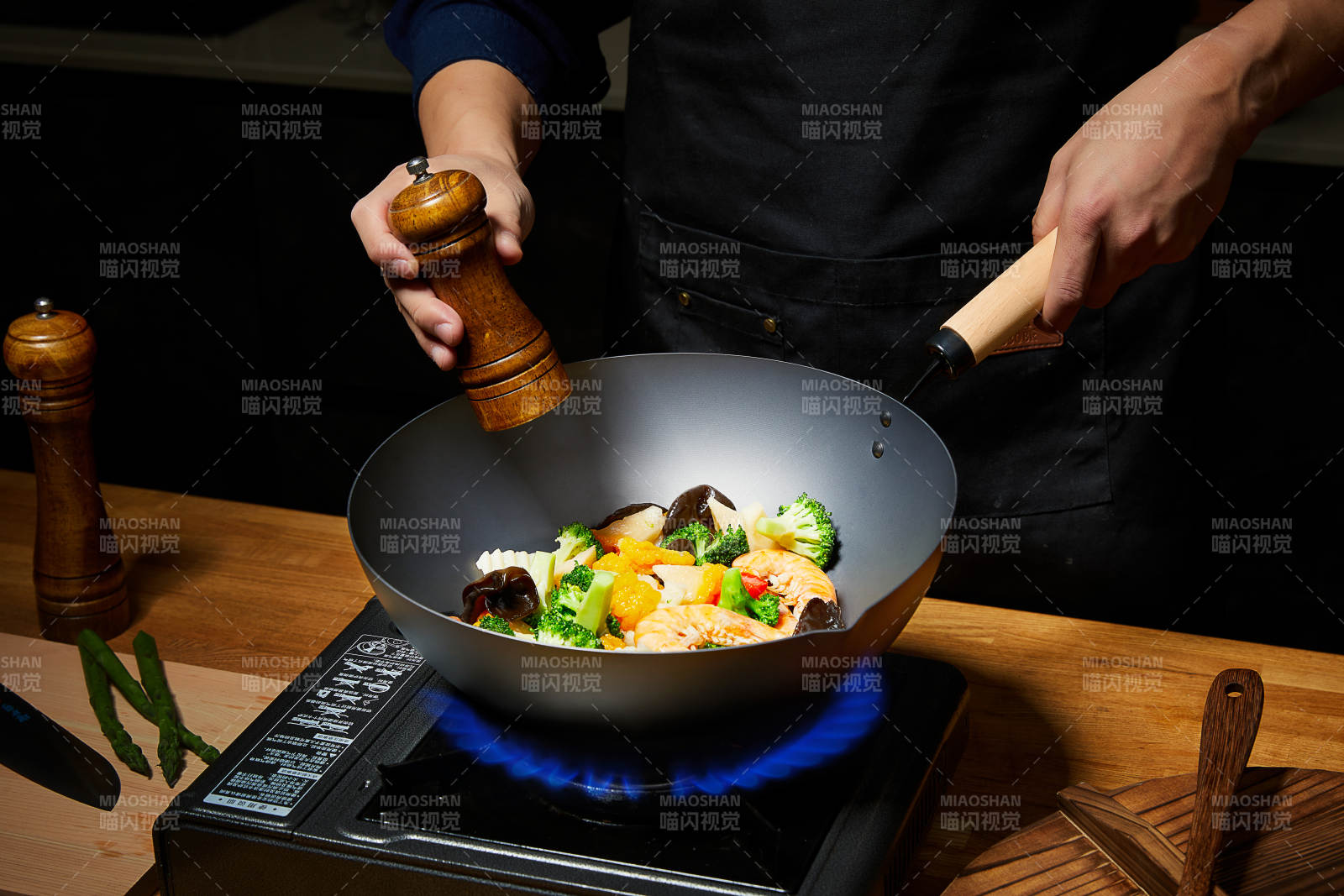 炒菜加调料 美味即成图片