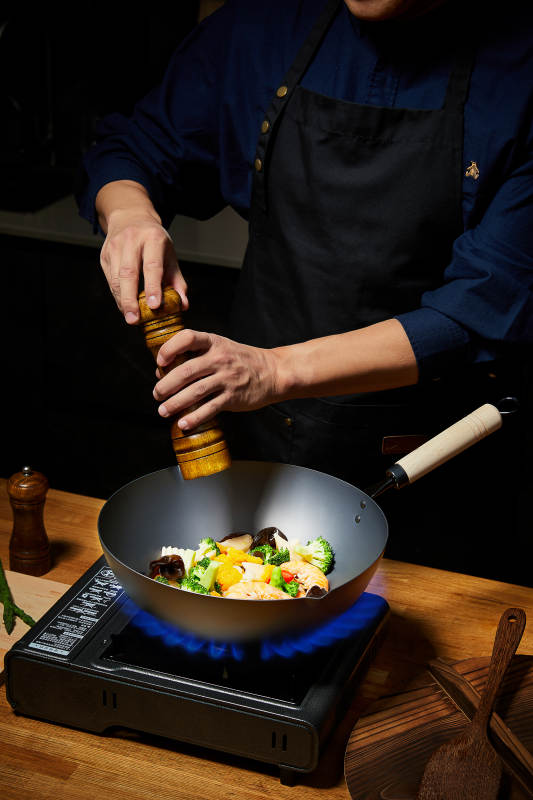 厨师烹饪 撒胡椒调味图片