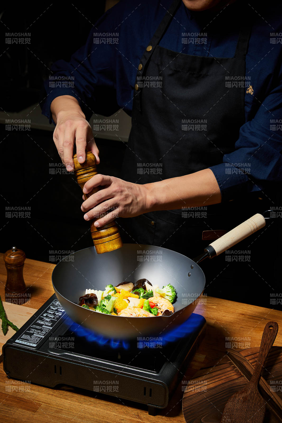 厨师烹饪 撒胡椒调味图片