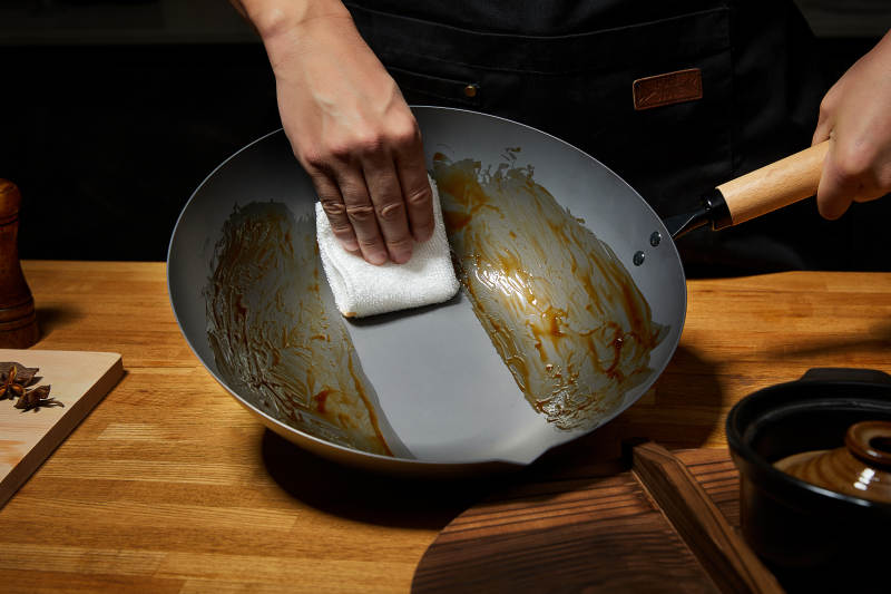 炒锅清洗 布擦油渍图片