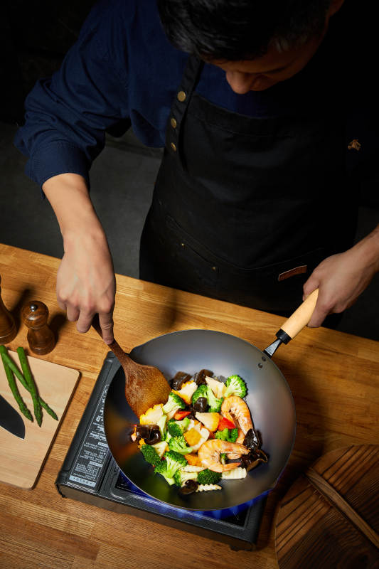 厨师炒制海鲜蔬菜图片