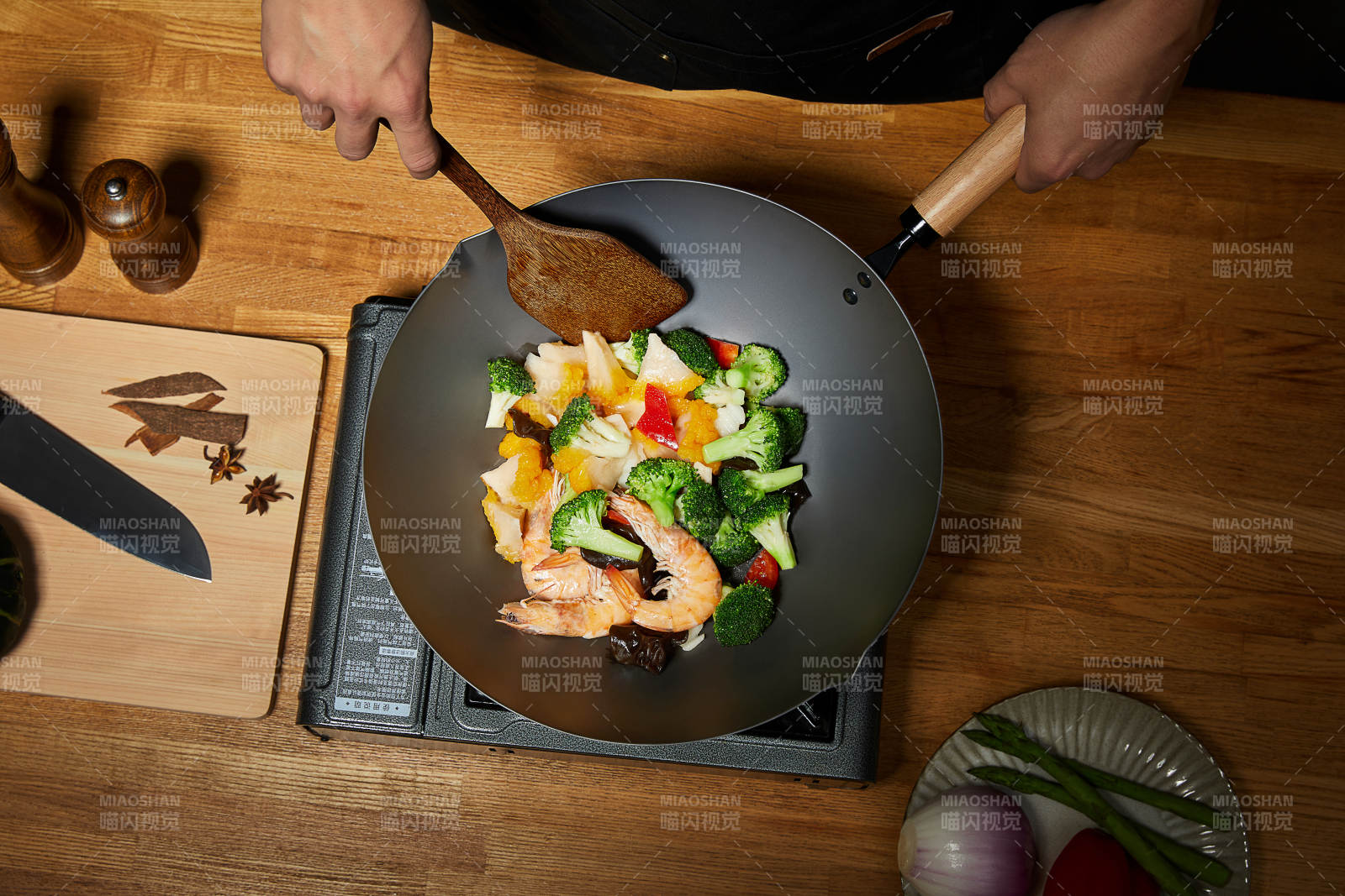 炒锅烹饪蔬菜海鲜图片