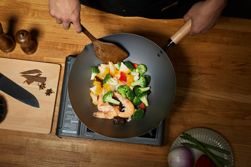 炒锅烹饪蔬菜海鲜图片