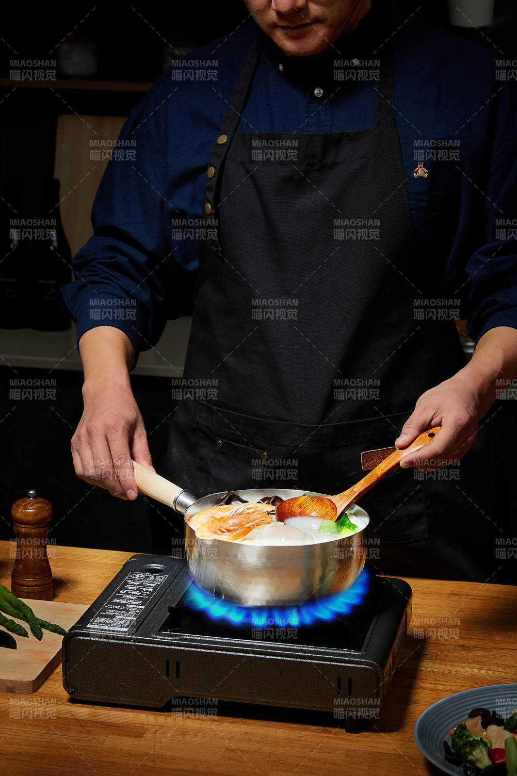 厨房烹饪 美味佳肴制作中图片