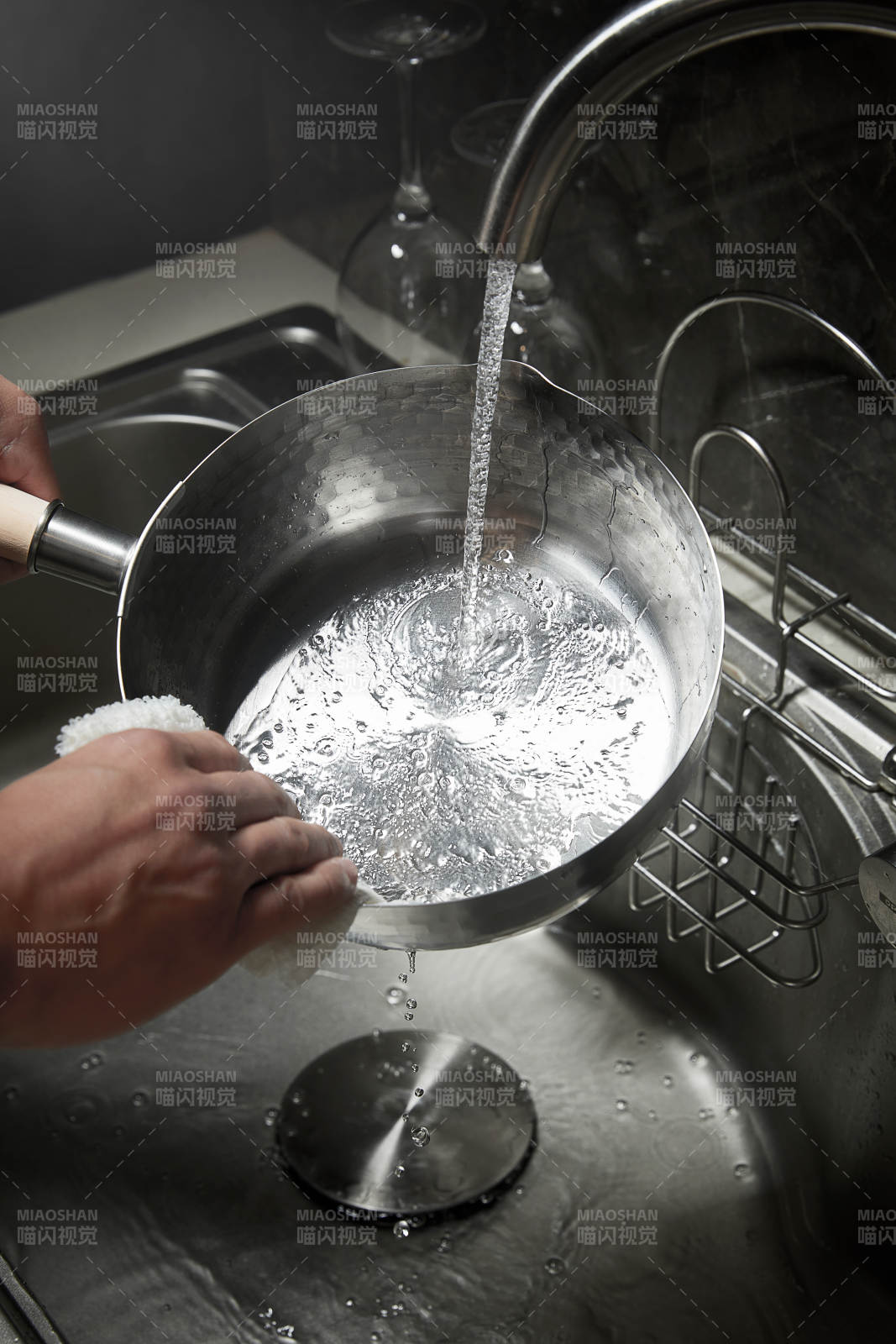 清洗锅具 水流冲洗中图片